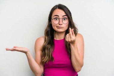 Beyaz arka planda izole edilmiş beyaz bir kadın parasız olduğunu gösteriyor..