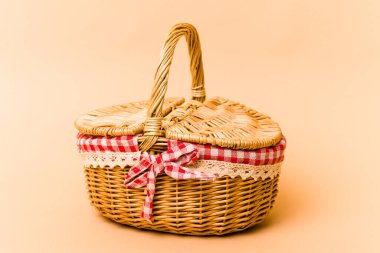 Bej arkaplanda izole edilmiş piknik sepeti