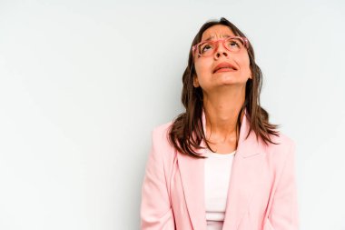 Mavi arka planda izole edilmiş genç İspanyol kadın parmakları dudaklarında bir sır saklıyor..