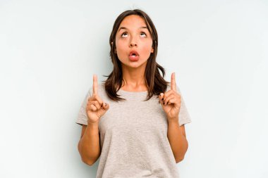 Genç İspanyol kadın mavi arka planda izole edilmiş bağırıyor, çok heyecanlı, tutkulu, bir şeyden memnun..