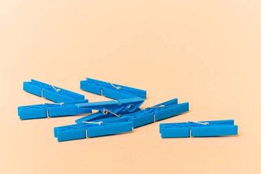 Mavi elbise rozeti bej arkaplanda izole