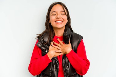 Mavi arka planda izole edilmiş genç İspanyol kadın gökyüzüne haykırıyor, yukarı bakıyor, hayal kırıklığına uğramış..