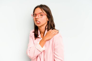 Genç İspanyol kadın mavi arka planda yalnız dans ediyor ve eğleniyor..