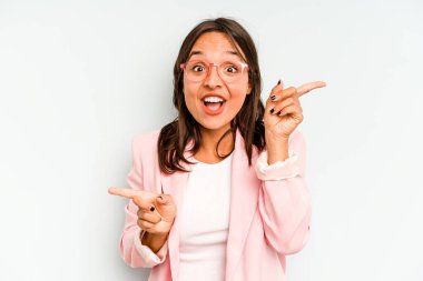 Mavi arka planda izole edilmiş genç İspanyol kadın gökyüzüne haykırıyor, yukarı bakıyor, hayal kırıklığına uğramış..