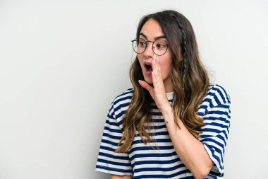 Beyaz arka planda izole edilmiş beyaz bir kadın gördüğü bir şey yüzünden şoka uğruyor..