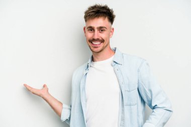 Beyaz arka planda izole edilmiş beyaz bir genç hoş bir ifade sergiliyor..