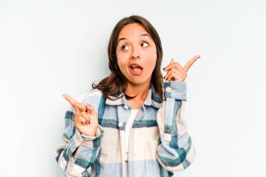 Mavi arka planda kendini güvende hisseden, kararlılıkla kollarını kavuşturan genç İspanyol kadın..