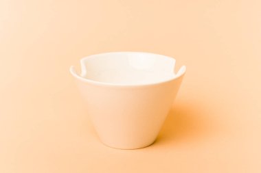 Beyaz başlıklar bej arka planda izole edilmiş.