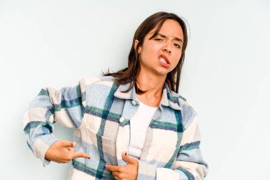 Genç İspanyol kadın mavi arka planda izole edilmiş neşeli ve kendinden emin, iyi bir hareket gösteriyor..