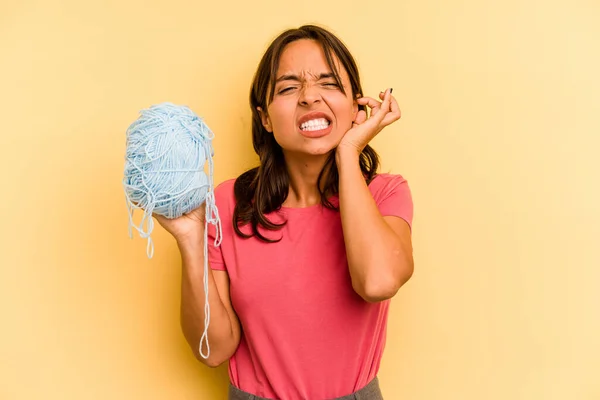 Young Hispanic Woman Holding Ball Wool Isolated Yellow Background Covering — Stock Photo, Image