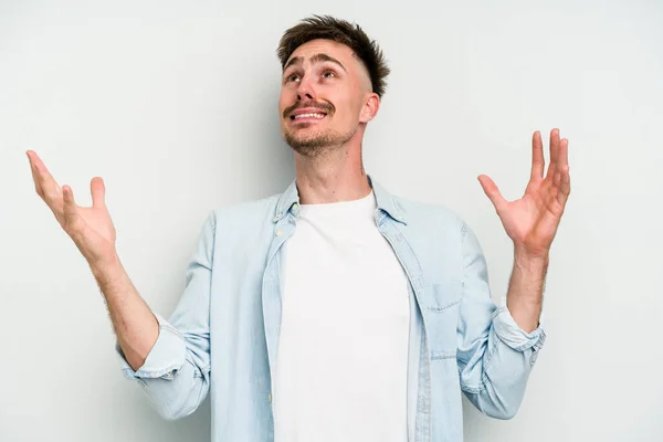 Junger Kaukasischer Mann Isoliert Auf Weißem Hintergrund Schreit Den Himmel — Stockfoto