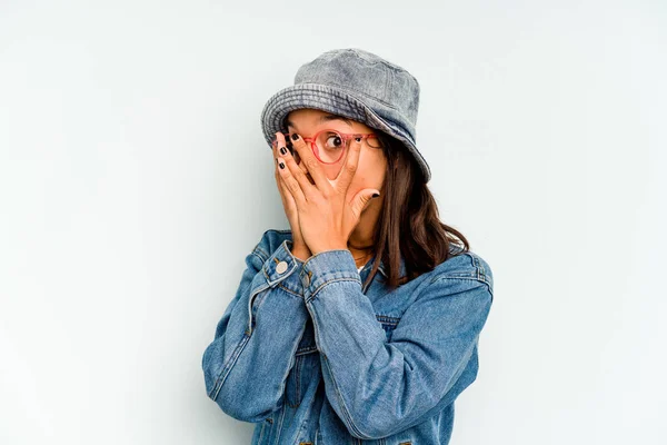 Mujer Hispana Joven Aislada Sobre Fondo Azul Ríe Cierra Los — Foto de Stock