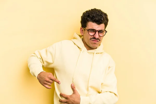 Νεαρός Καυκάσιος Άνδρας Απομονωμένος Κίτρινο Φόντο Πόνο Στο Συκώτι Στομαχόπονο — Φωτογραφία Αρχείου