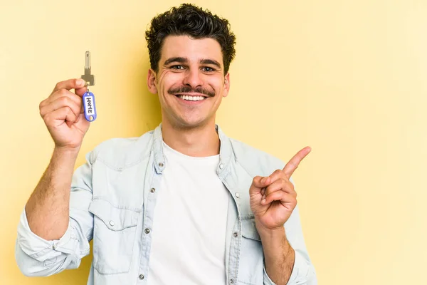 Young Caucasian Man Holding Home Keys Isolated Yellow Background Smiling — Foto de Stock