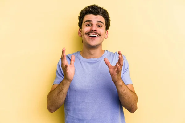 Jonge Blanke Man Geïsoleerd Gele Achtergrond Lacht Luid Houden Hand — Stockfoto