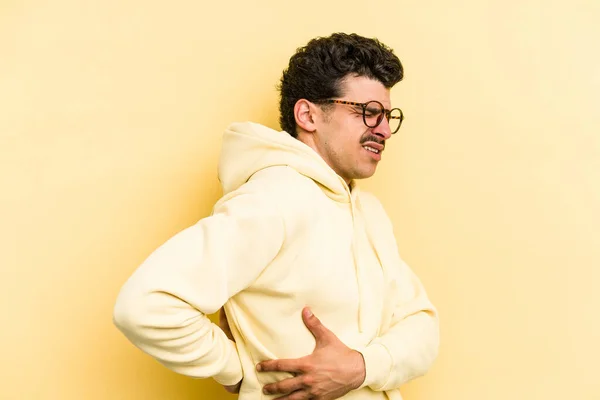 Jonge Blanke Man Geïsoleerd Gele Achtergrond Lijden Een Rugpijn — Stockfoto