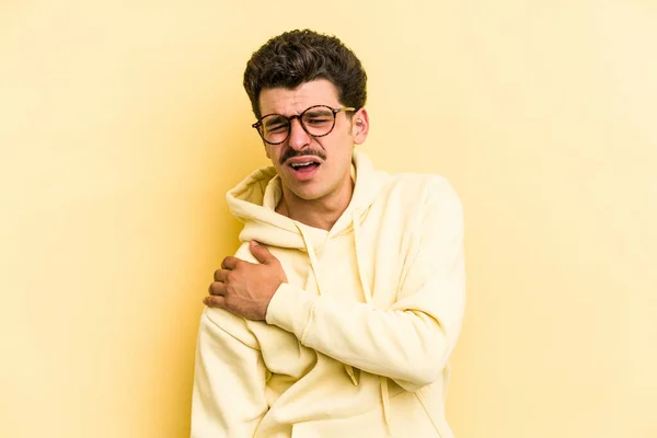 Jonge Blanke Man Geïsoleerd Gele Achtergrond Met Een Schouder Pijn — Stockfoto