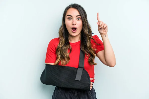 Young Caucasian Woman Broke Hand Isolated Blue Background Having Idea — Photo