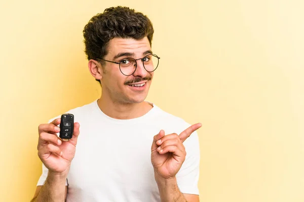 Young Caucasian Man Holding Car Keys Isolated Yellow Background Smiling — Stock Fotó