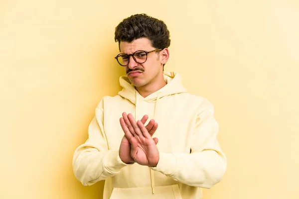 Jonge Blanke Man Geïsoleerd Gele Achtergrond Doet Een Ontkenningsgebaar — Stockfoto