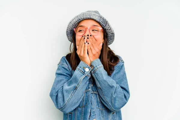 Mujer Hispana Joven Aislada Sobre Fondo Azul Frunciendo Ceño Con — Foto de Stock