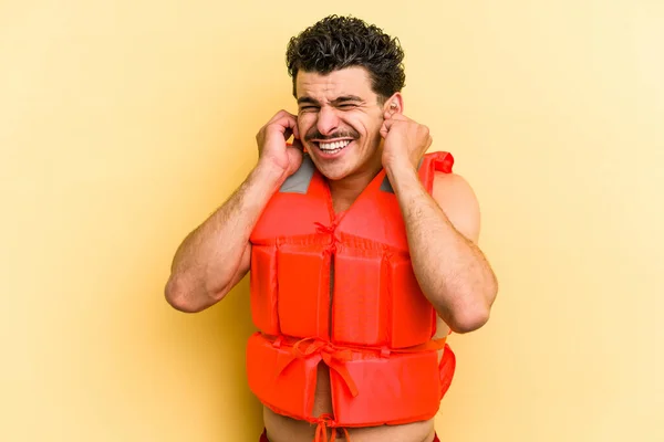 Young Caucasian Man Wearing Life Jacket Isolated Yellow Background Covering — 图库照片