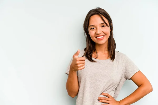 Mujer Hispana Joven Aislada Sobre Fondo Azul Sonriendo Levantando Pulgar —  Fotos de Stock