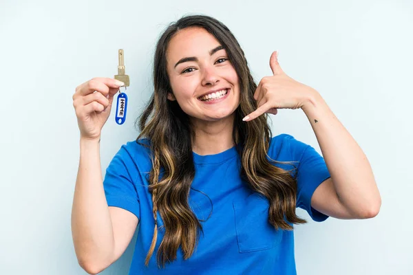 Young Caucasian Woman Holding Home Keys Isolated Blue Background Showing — Photo