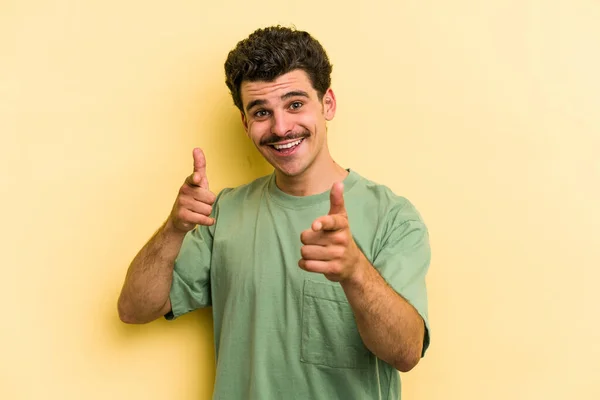 Young Caucasian Man Isolated Yellow Background Cheerful Smiles Pointing Front — Stock Photo, Image