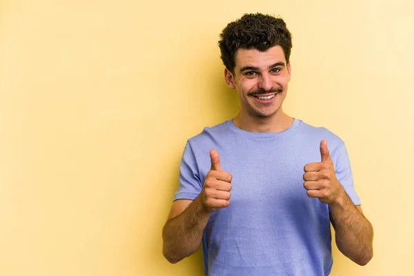 Joven Hombre Caucásico Aislado Sobre Fondo Amarillo Sonriendo Levantando Pulgar —  Fotos de Stock