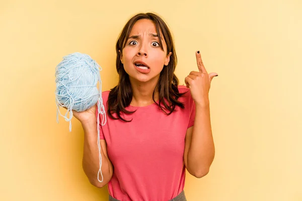 Young Hispanic Woman Holding Ball Wool Isolated Yellow Background Showing — Stock Photo, Image