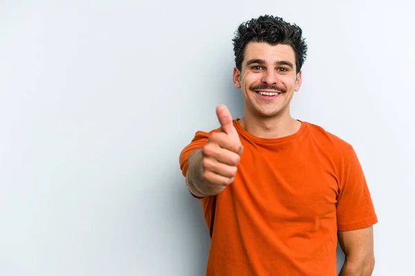 Joven Hombre Caucásico Aislado Sobre Fondo Azul Sonriendo Levantando Pulgar —  Fotos de Stock