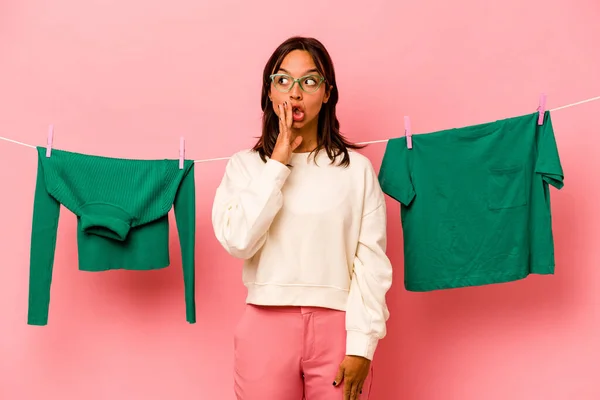 Ung Latinamerikansk Kvinna Som Håller Tvättkorg Isolerad Rosa Bakgrund Säger — Stockfoto
