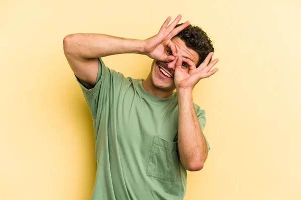 Young Caucasian Man Isolated Yellow Background Showing Okay Sign Eyes — Stock Photo, Image