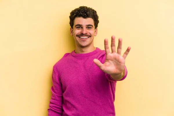 Young Caucasian Man Isolated Yellow Background Smiling Cheerful Showing Number — Stock Photo, Image