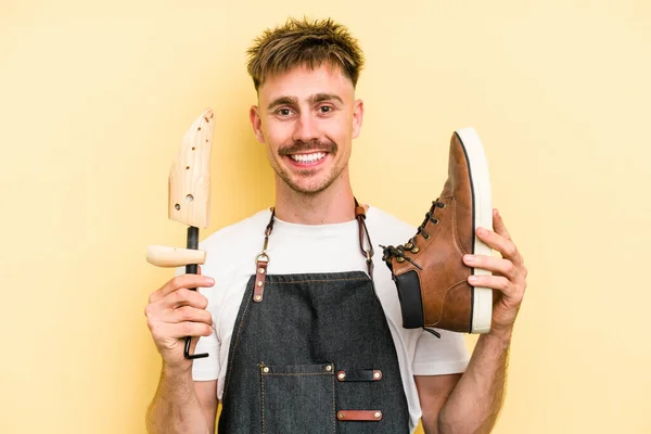 Young Shoemarket Man Isolated Yellow Background — Foto Stock