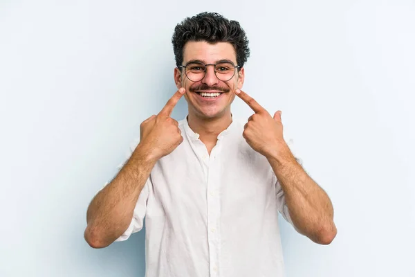 Νεαρός Καυκάσιος Άνδρας Απομονωμένος Μπλε Φόντο Χαμογελά Δείχνοντας Δάχτυλα Στόμα — Φωτογραφία Αρχείου