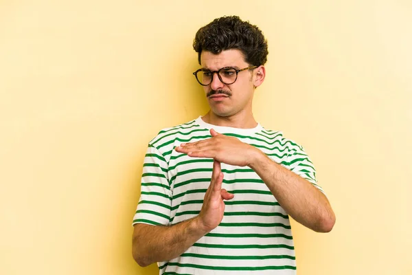 Jovem Caucasiano Isolado Fundo Amarelo Mostrando Gesto Tempo Limite — Fotografia de Stock