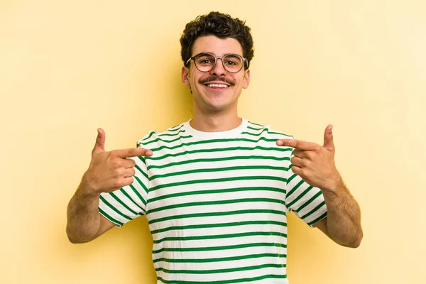 Young Caucasian Man Isolated Yellow Background Points Fingers Positive Feeling — Stock Photo, Image