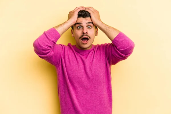 Young Caucasian Man Isolated Yellow Background Surprised Shocked — Stock Photo, Image