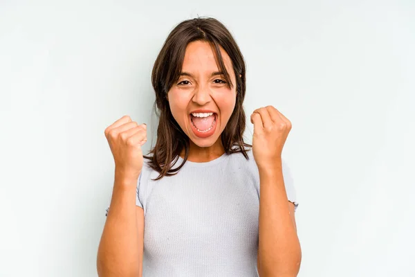 Jonge Hispanic Vrouw Geïsoleerd Blauwe Achtergrond Glimlachen Vrolijk Wijzend Met — Stockfoto
