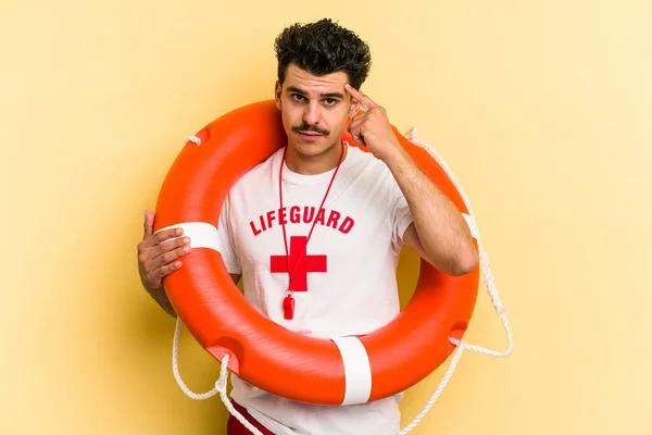 Young Caucasian Lifeguard Man Isolated Yellow Background Pointing Temple Finger — 图库照片