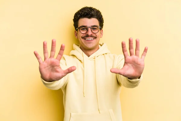 Mladý Kavkazský Muž Izolované Žlutém Pozadí Ukazující Číslo Deset Rukama — Stock fotografie