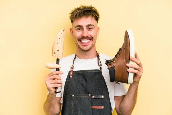 Young Shoemarket Man Isolated Yellow Background — Foto Stock