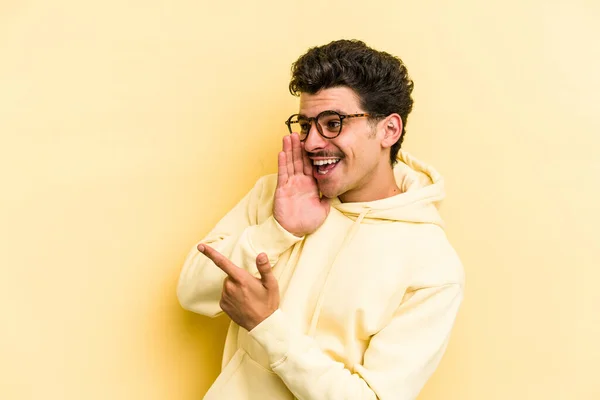 Jonge Blanke Man Geïsoleerd Gele Achtergrond Die Roddelt Wijst Naar — Stockfoto