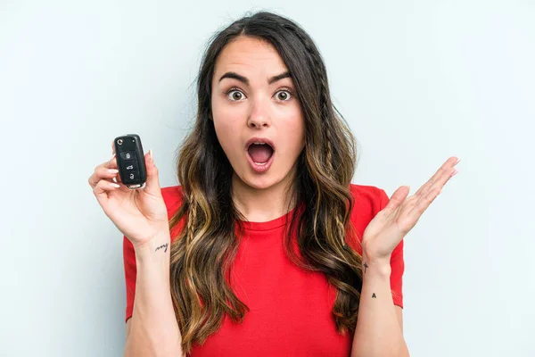 Young Caucasian Woman Holding Car Keys Isolated Blue Background Surprised — Stockfoto