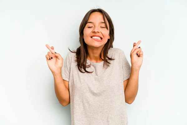 Mujer Hispana Joven Aislada Sobre Fondo Azul Mostrando Gesto Rocoso — Foto de Stock