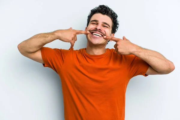 Joven Hombre Caucásico Aislado Sobre Fondo Azul Sonríe Señalando Con — Foto de Stock