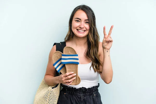 Young Caucasian Woman Holding Sandals Isolated Blue Background Showing Number — Fotografia de Stock