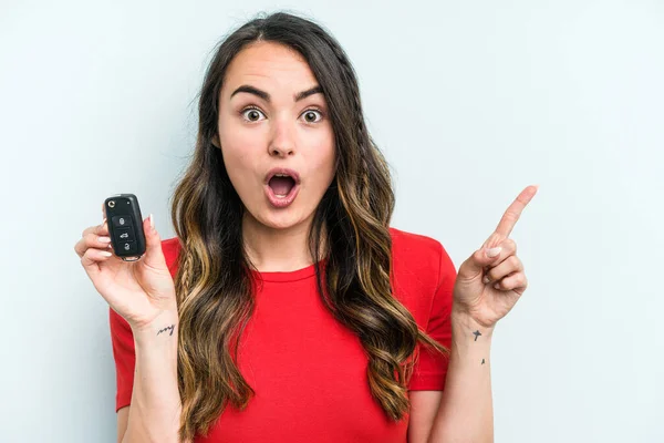 Young Caucasian Woman Holding Car Keys Isolated Blue Background Pointing — Photo